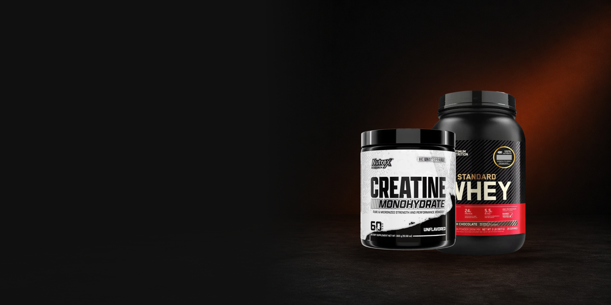 Pack de proteina y creatina agrupados sobre fondo negro